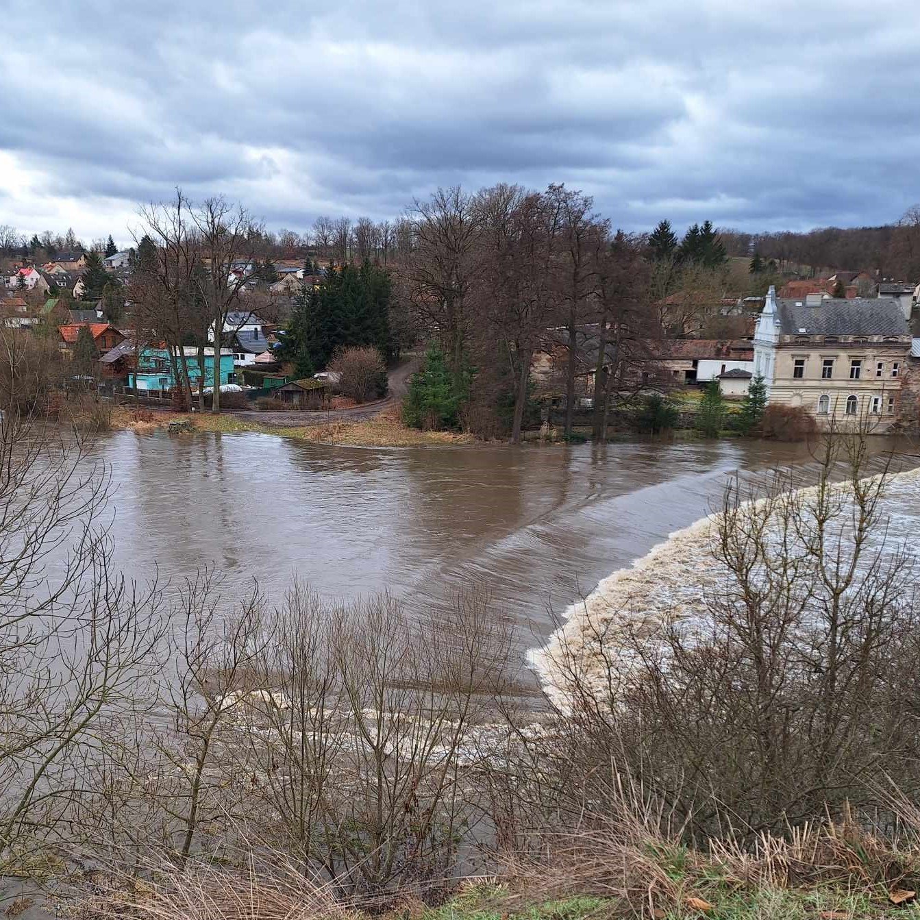 Povodňová komise Středočeského kraje: Většina vodních toků kulminuje, situace by se měla zlepšovat