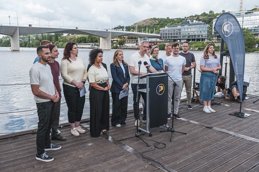 „Ať to tu žije!” Piráti zahájili kampaň do komunálu a Senátu. Hlavním tématem je bydlení, podpora rodin a modernizace