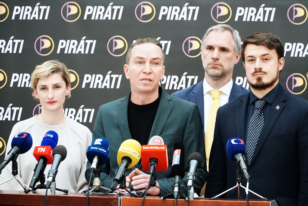 Vláda projedná oslabení zákona o střetu zájmů. Návrh je psaný na míru  Babišovi a jeho firmám, varují Piráti