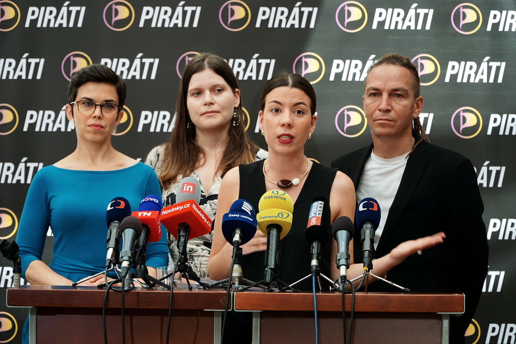 Piráti podali trestní oznámení kvůli pochybným převodům majetku na ministryni Mrázovou a jejího exmanžela. Ten je opět v exekuci a úhrada dluhů v nedohlednu