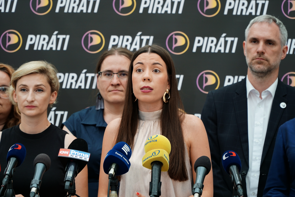Vláda pokračuje v rozkladu pojistek proti korupci, varují Piráti. Změny kolem služebního zákona otevírají cestu k politickému ovládnutí státu