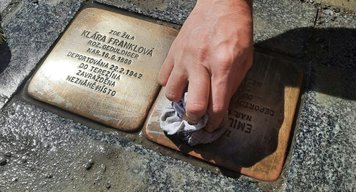 Středočeští Piráti uctili památku obětí nacismu čištěním pamětních kamenů Stolpersteine