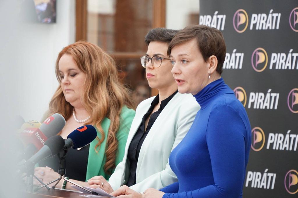 Vláda odmítla valorizaci rodičovského příspěvku. Pro agromamuty miliardy našla, pro rodiny ne, kritizují Piráti